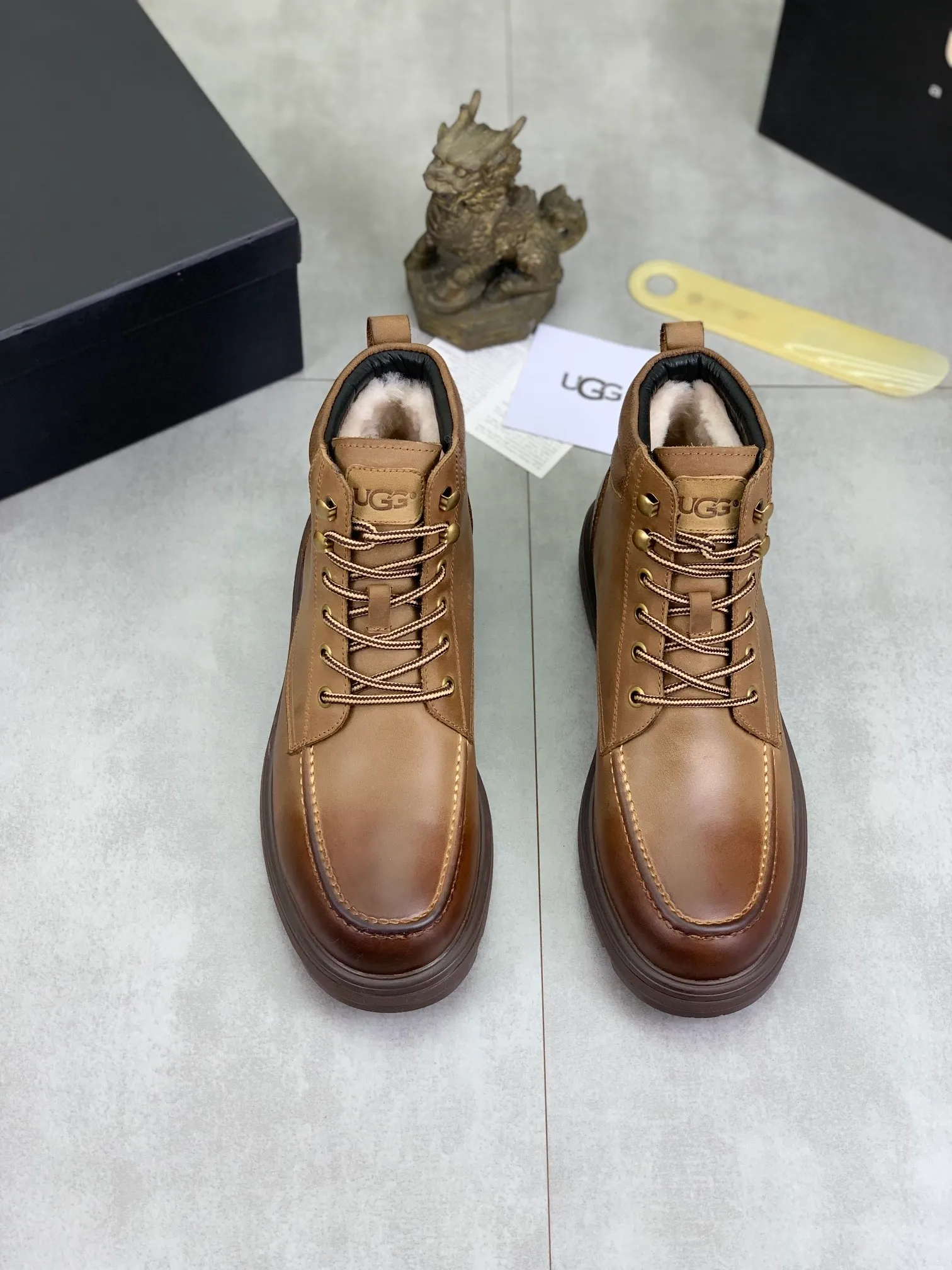 Factory price P640 💶[UGG] (full wool lining) Top-end high-quality fur integrated warm snow boots from Australia's warm luxury men's shoes brand, UGG-5877 official website synchronized, made of imported cowhide, carefully sewn...Imported rubber outsole (comfortable, soft, wear-resistant) The quality is really great...Exquisite workmanship, you can't put it down at first sight, code number: 39-44 Color: 3️⃣colors available